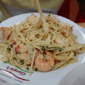 Pasta con camarones en salsa blanca 