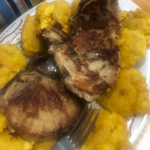 Pollo asado y patacones