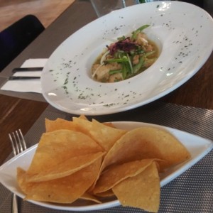 ceviche de pescado frito con mango salteado