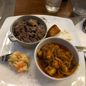 pulpo con arroz con guandu y chicharron