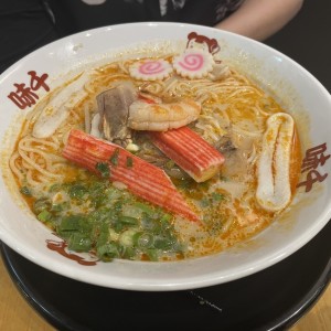 Seafood Ramen (langostinos, rollo de cangrejo y calamar)