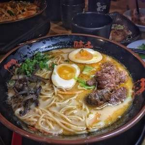 Mara Spicy Beef Ramen con doble huevo