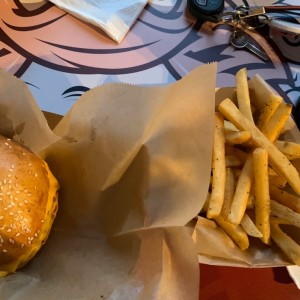 cheeseburguer y papas fritas