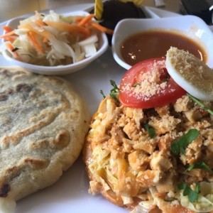 Pupusa Frijol y queso. Enchilada de pollo