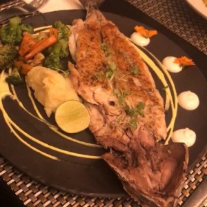 pesca del dia al grill con pure y vegetales