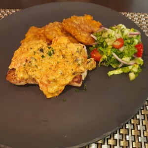 Corvina con salsa de mariscos