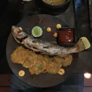 Pescado frito con patacones