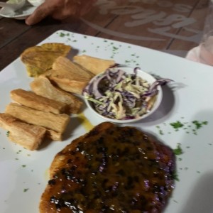 Filete de robalo a la parrilla con salsa maracuya