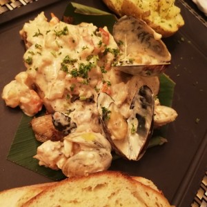 Filete de corvina en salsa de mariscos 