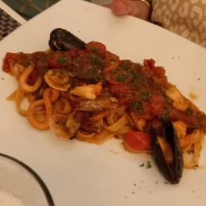 Pastas - Frutti di mare en salsa roja