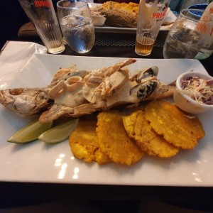 Pescado Frito con salsa de marisco 