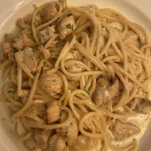 Spaguettis alfredo con pollo 