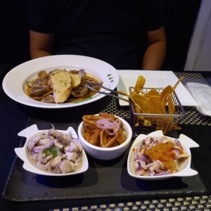 Entrada: almejas al ajillo y trio de ceviche