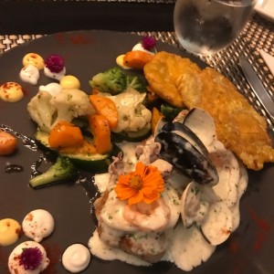 filete de pescado en salsa de mariscos con vegetales y patacones