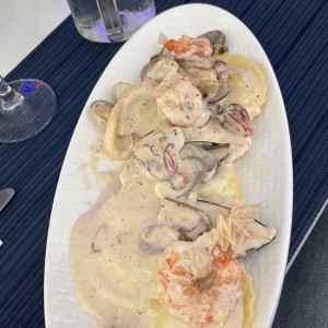 Ravioli de Ricotta en Salsa Seafood