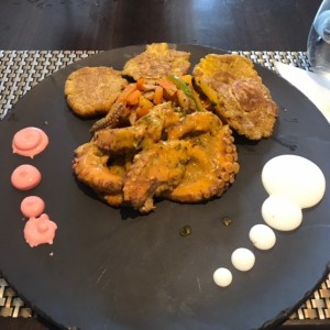 Pulpo al ajillo con patacones