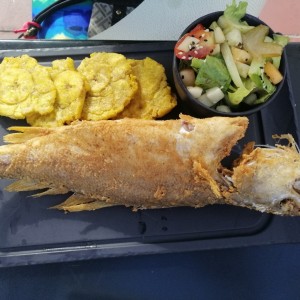 Pescado entero frito con patacones