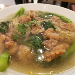 Sopa de fideos con costillitas de puerco