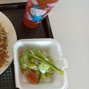 ensalada de vegetales y chicha de naranja con raspadura