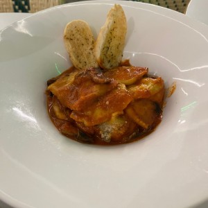 Raviolis con hongos en salsa roja 