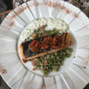 salmon en cama de quinoa