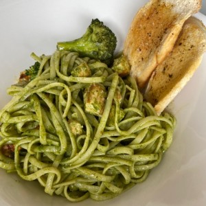 Fetuccini de pollo y brocoli en pesto.