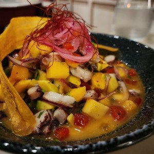 ceviche de mango y aguacate con extra de pulpo