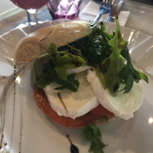 Bagel caprese