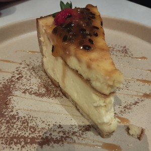 cheesecake de creambrule con salsa de maracuya