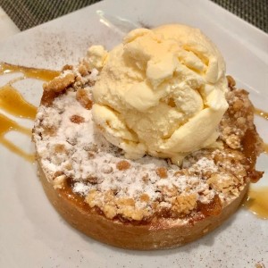 tartaleta de manzana con helado 