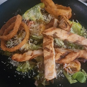 Ensalada de Pollo y Parmesano