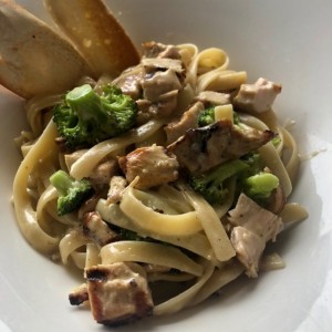 Pechuga al grill con fetuccini