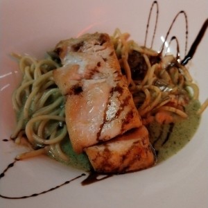 Corvina al horno, spaghetti pesto