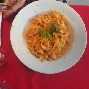 Fettuccine con langosta en salsa rosada