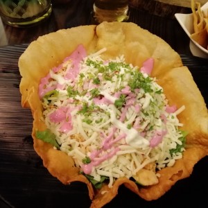 Tostada en forma de flor de pollo