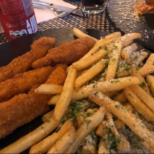 Deditos de pollo con papas fritas