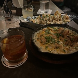 Papas Crispy, Mac N' Cheese y Old Fashioned 