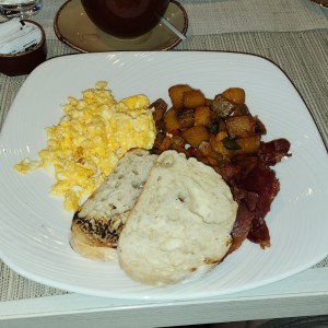 Desayuno con huevos revueltos