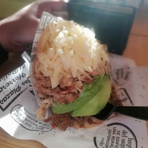 Arepa carne, pollo, queso gouda y aguacate (6.75$)