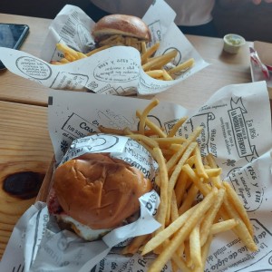 Premium Burgers - La Monumental