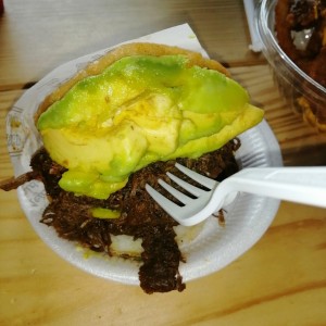 Arepa con carne desechada y aguacate 