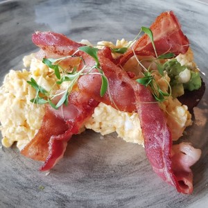 Tostada de huevo con bacon