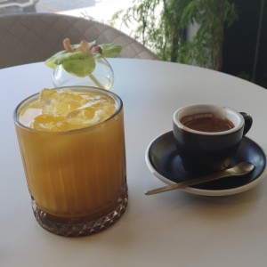 jugo de naranja y expresso