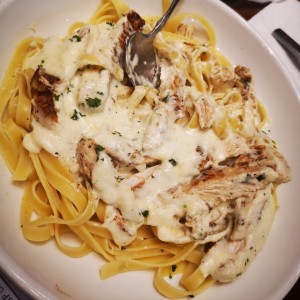 Clasicas Favoritas - Fettucine Alfredo con pollo