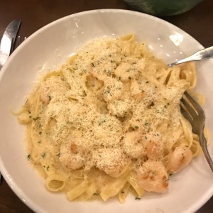 fetucchini con camarones en salsa alfredo