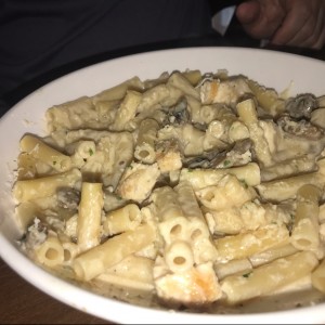 pasta ziti con salsa de hongos y pollo a la plancha