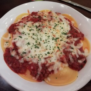 ravioli de queso con salsa bolognesa