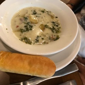 Minestrone con Pan de la Casa