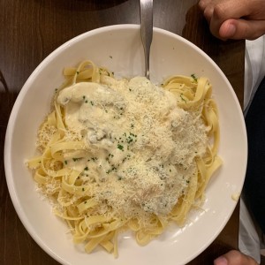 pasta con salsa de hongos y camarones salteados  