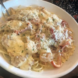 Pasta con pollo y camarones 